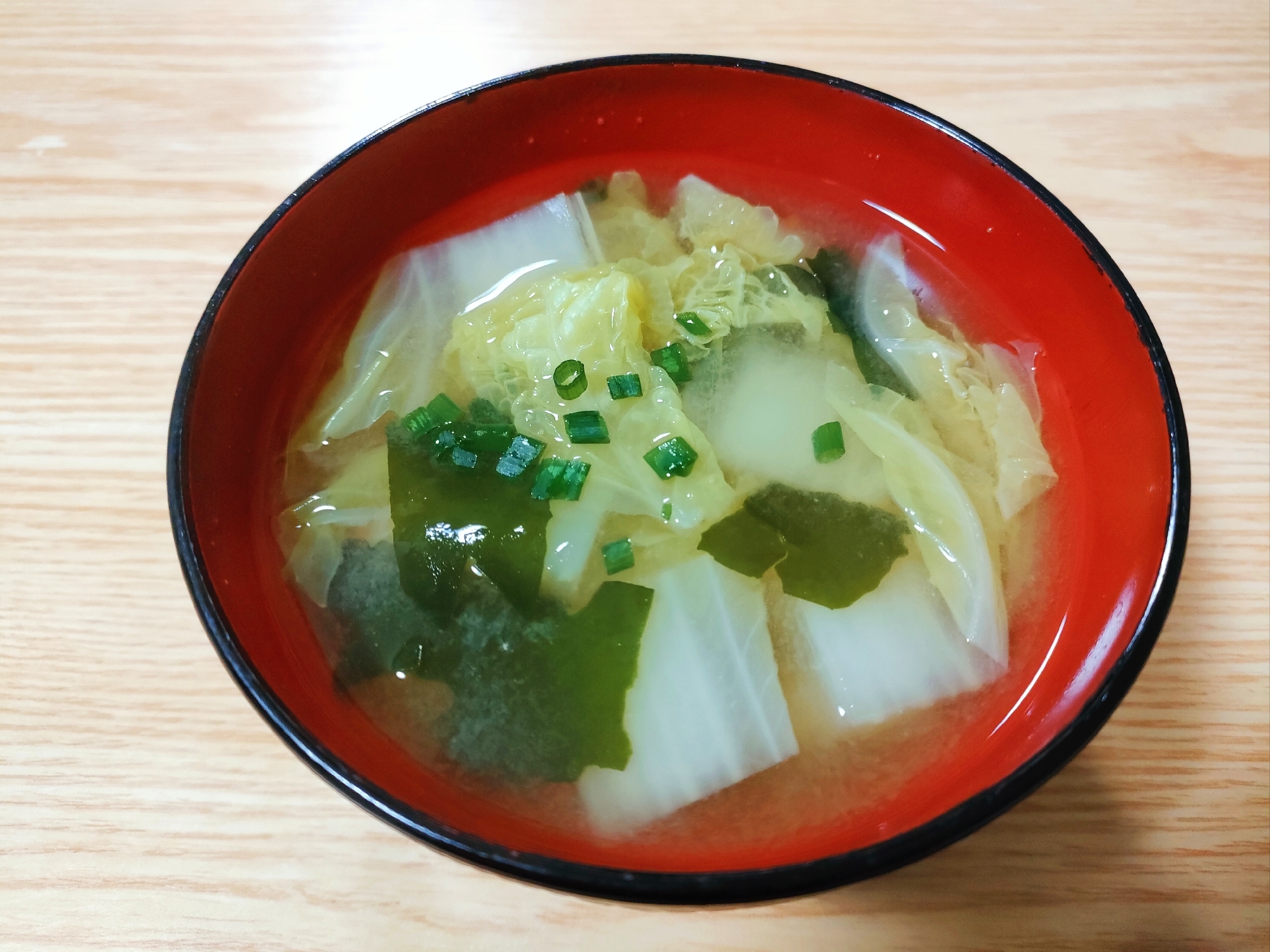 白菜とわかめと小ねぎの味噌汁