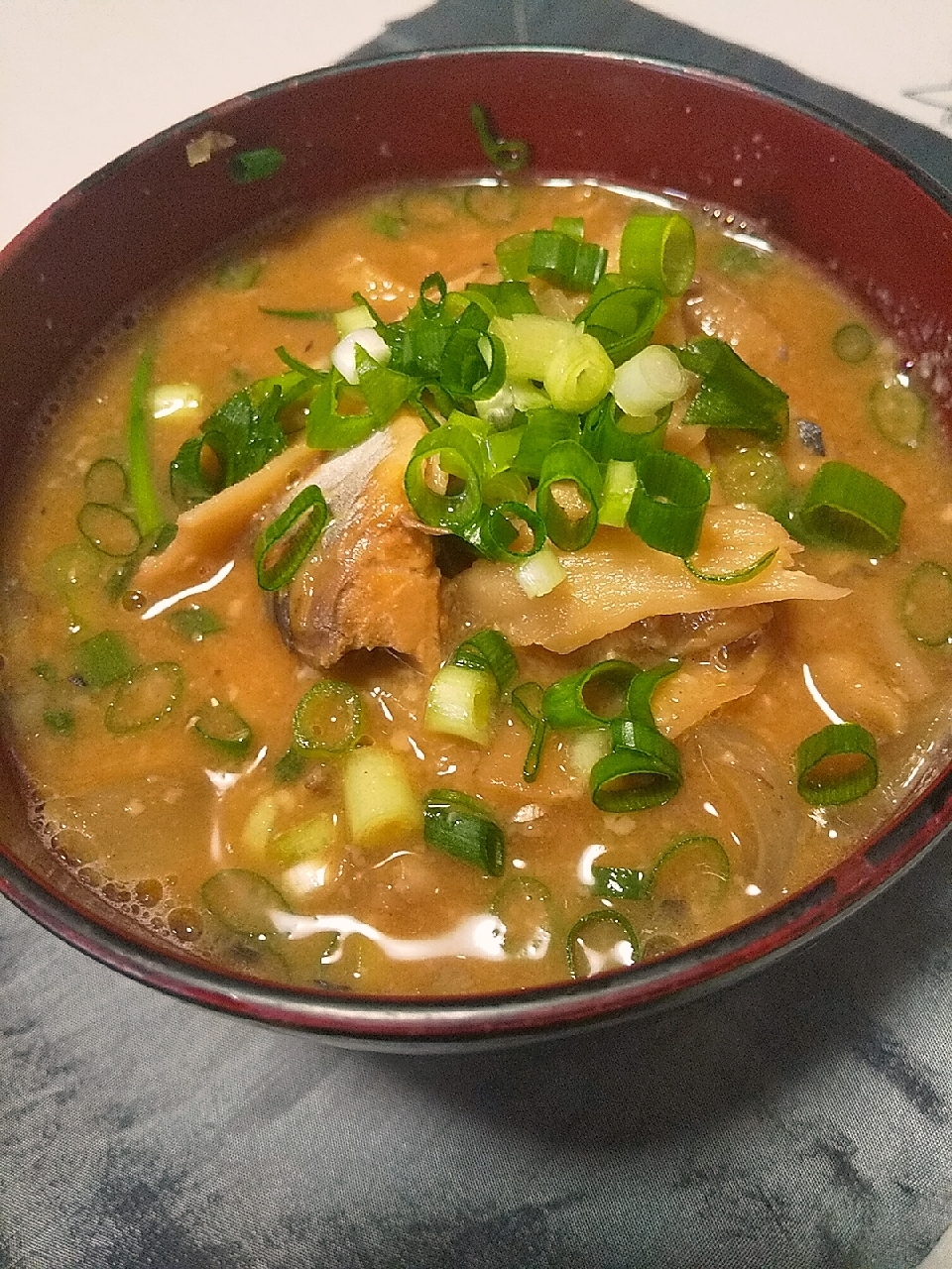 サバ缶で★鯖と舞茸と玉葱の酒粕味噌汁