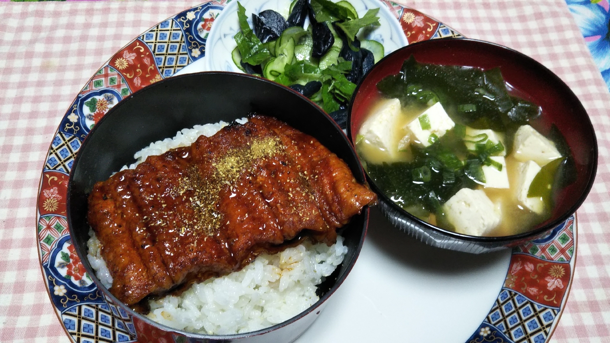 鰻丼と豆腐ワカメの味噌汁ときゅうり茄子漬け和え☆