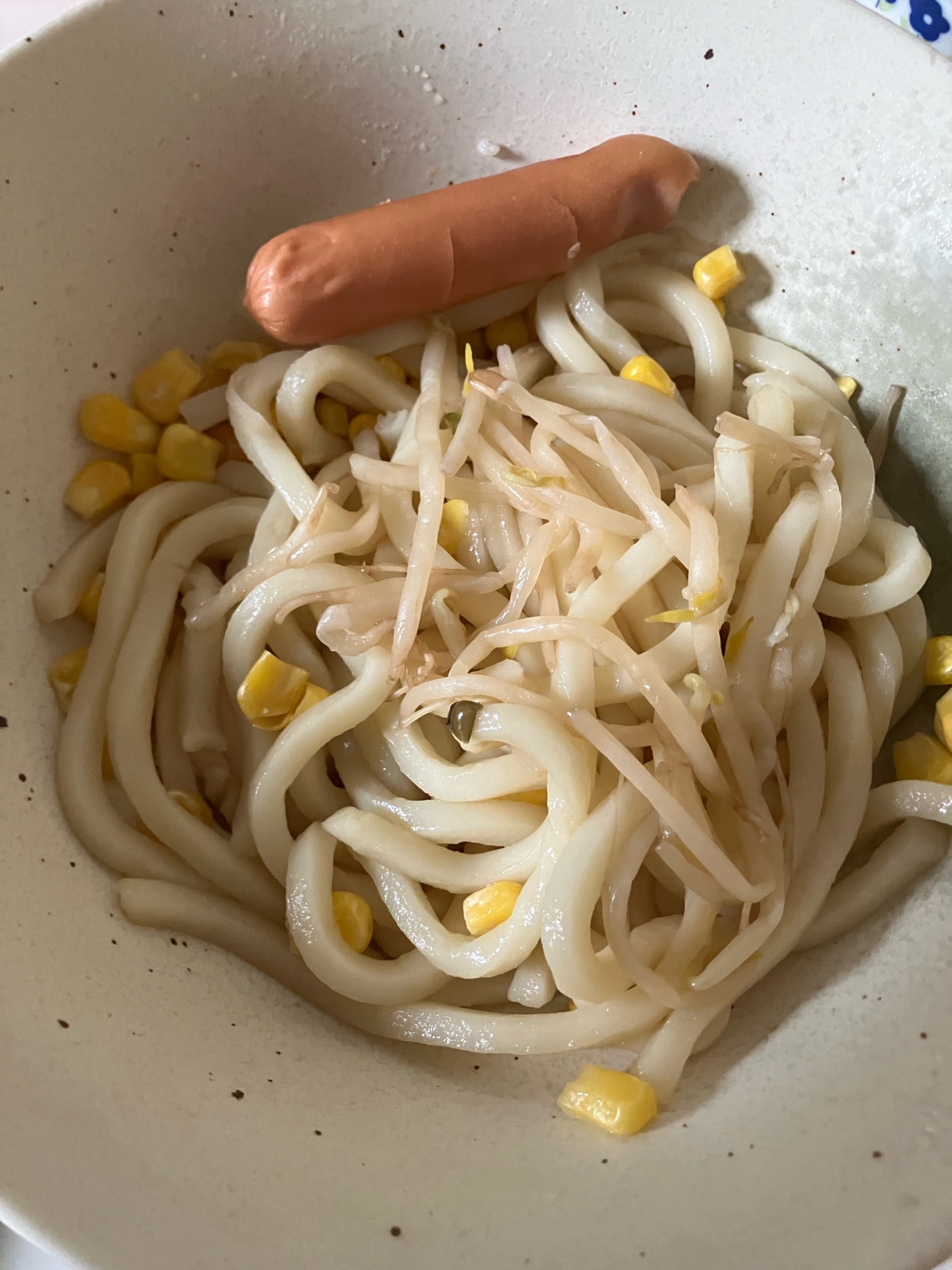 電子レンジで作る！ウィンナーともやしとコーンうどん