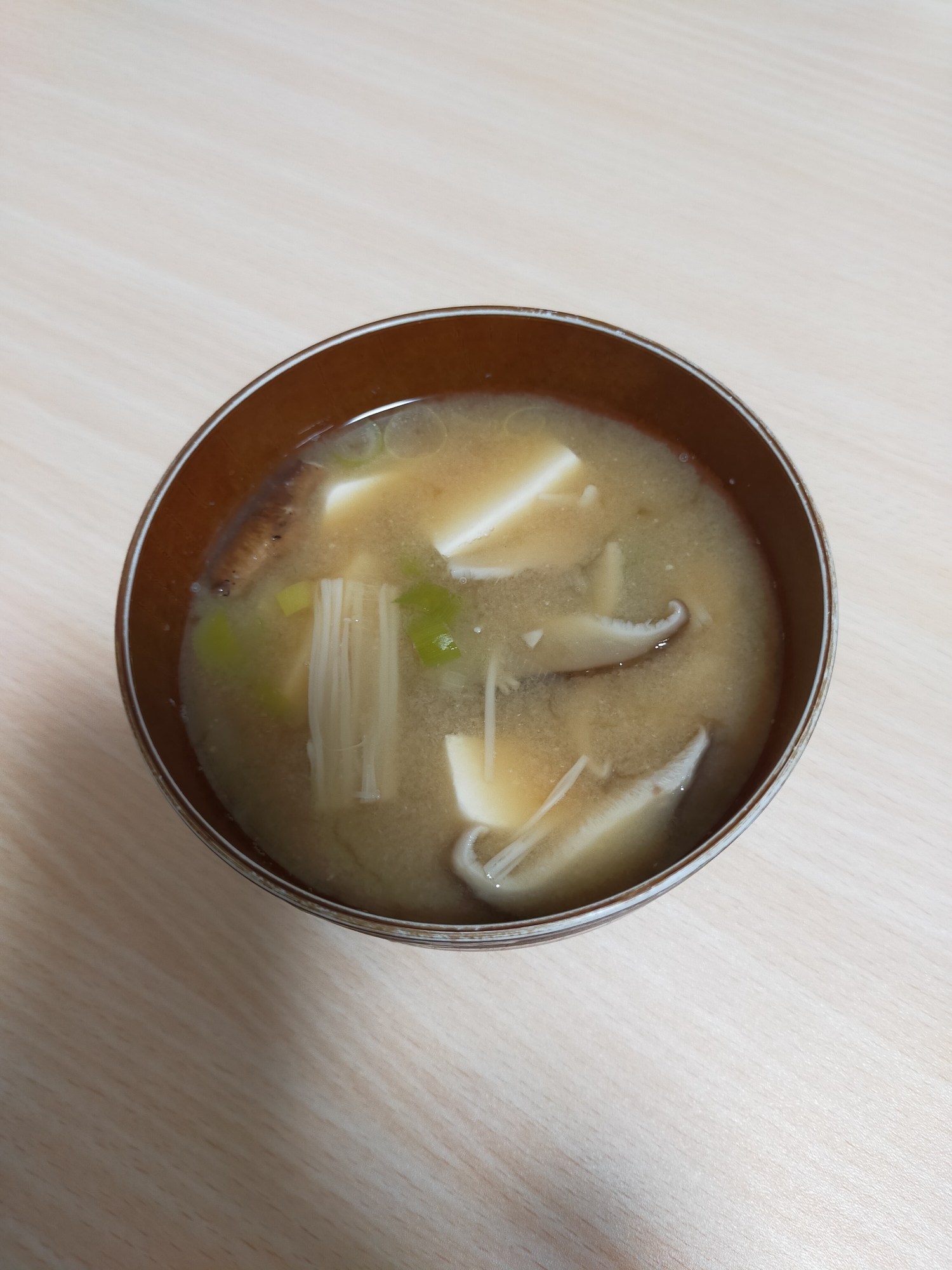 豆腐・しいたけ・えのき・長ねぎのお味噌汁