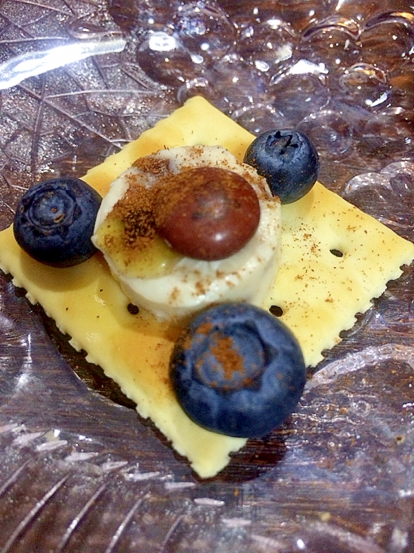 皿に盛られた、レーズンバターとチョコレートのカナッペ