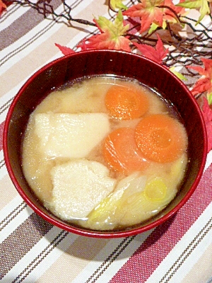 海老芋と人参と長ネギの味噌汁。