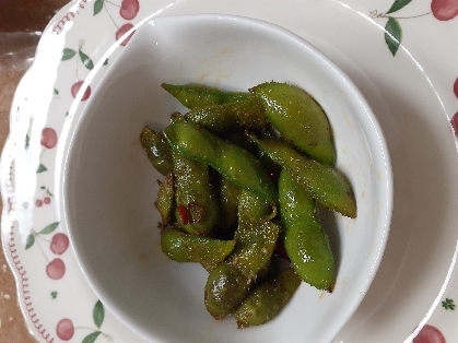 初めて枝豆を炒めました。
頂き物の枝豆を、半分塩味で残りをペペロンチーノ風に。
ガーリックと鷹の爪が効いていて美味しいのなんの。皮ごとお口に放り込みましょ。