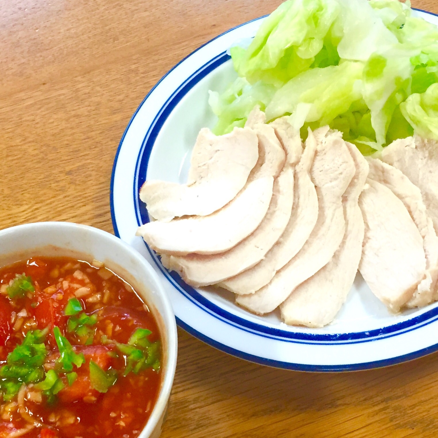 鶏胸肉でしっとり食感の蒸し鶏＊ピリ辛トマトだれ