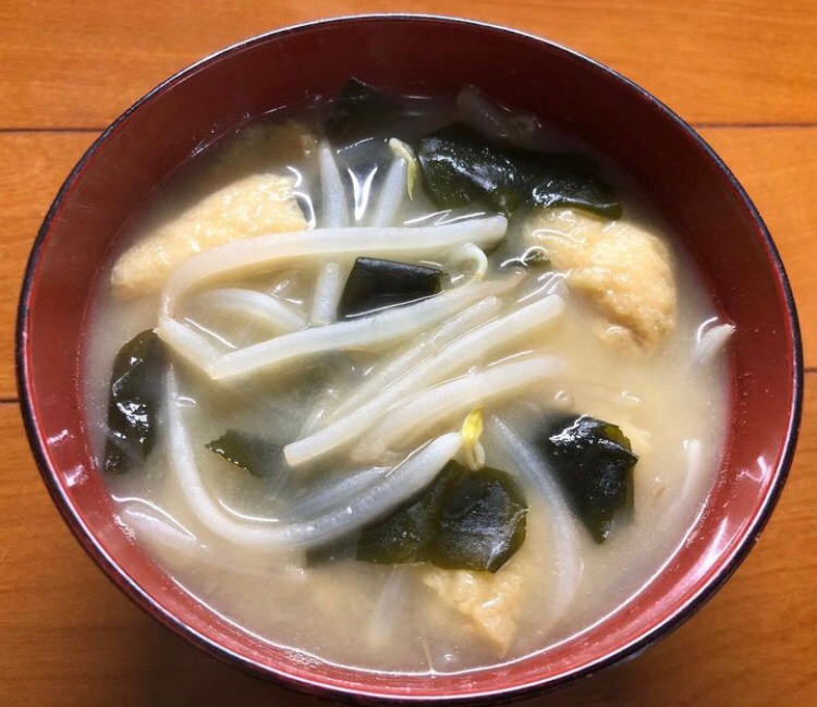 もやしと油揚げとわかめの味噌汁