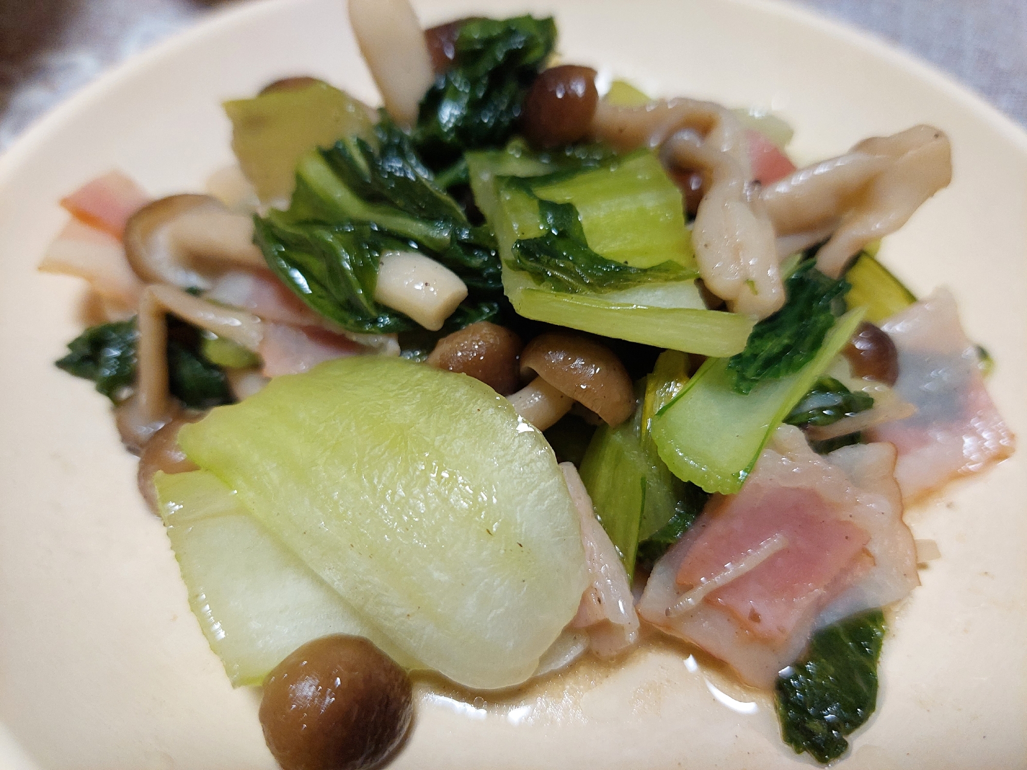 チンゲン菜としめじとベーコン炒め