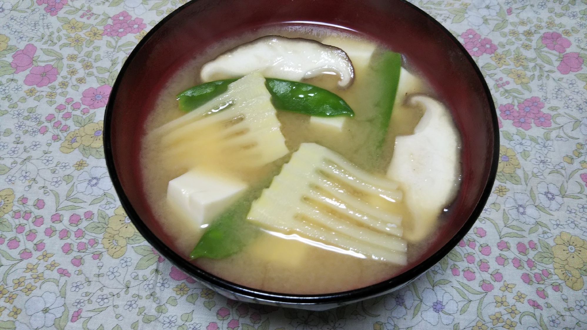 汁椀に入っているたけのことさやえんどうと豆腐の味噌汁