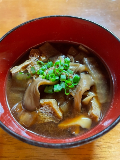 油揚げと舞茸の大根味噌汁