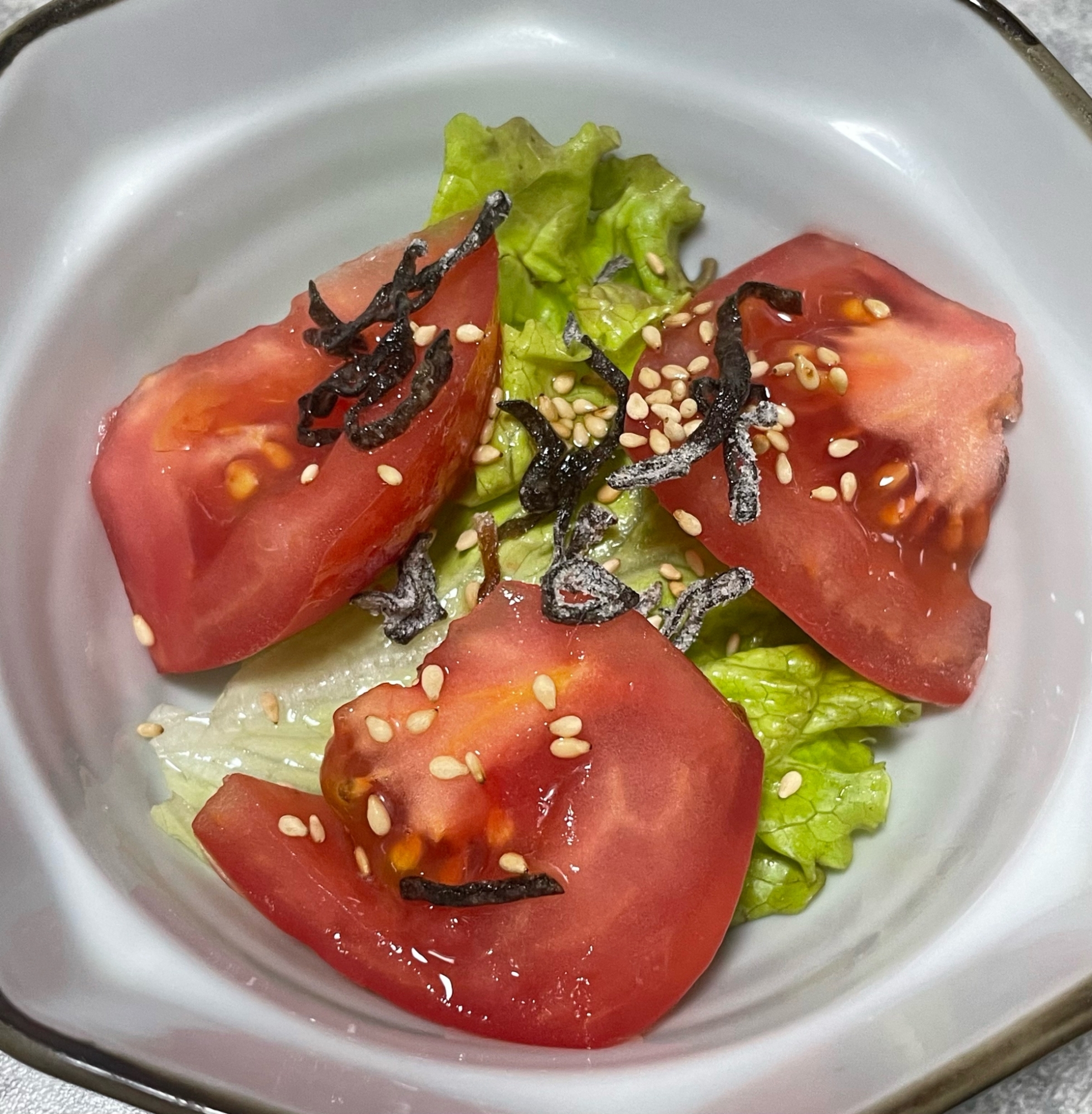 レタスとトマトの塩昆布サラダ