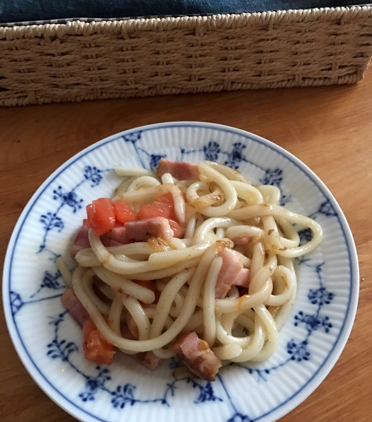 ベーコンとトマトの鰹節焼きうどん