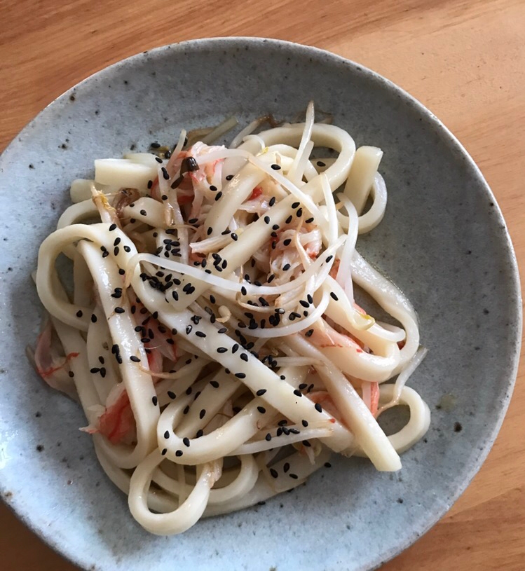 カニカマともやしの黒ごま焼きうどん