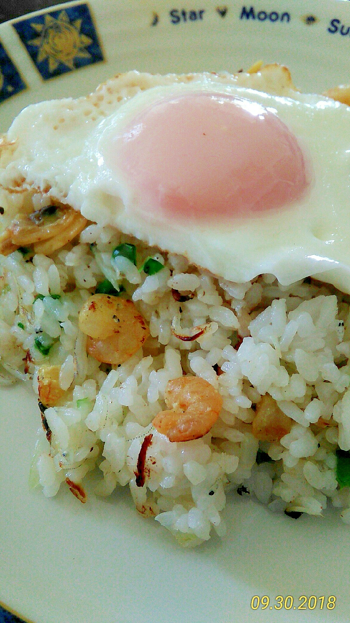 とろ～り目玉焼きのっけ☆ガーリック海鮮チャーハン