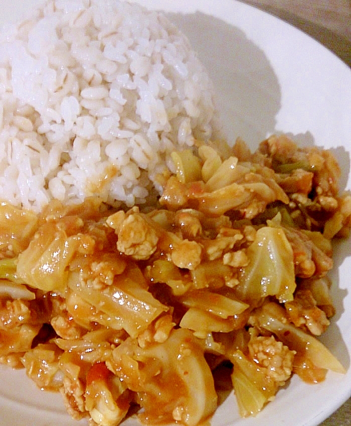 キャベツと鶏ひき肉とトマトのキーマカレー