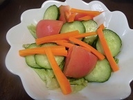 たっぷりの野菜が食べられて彩りもよくておいしいサラダでした。