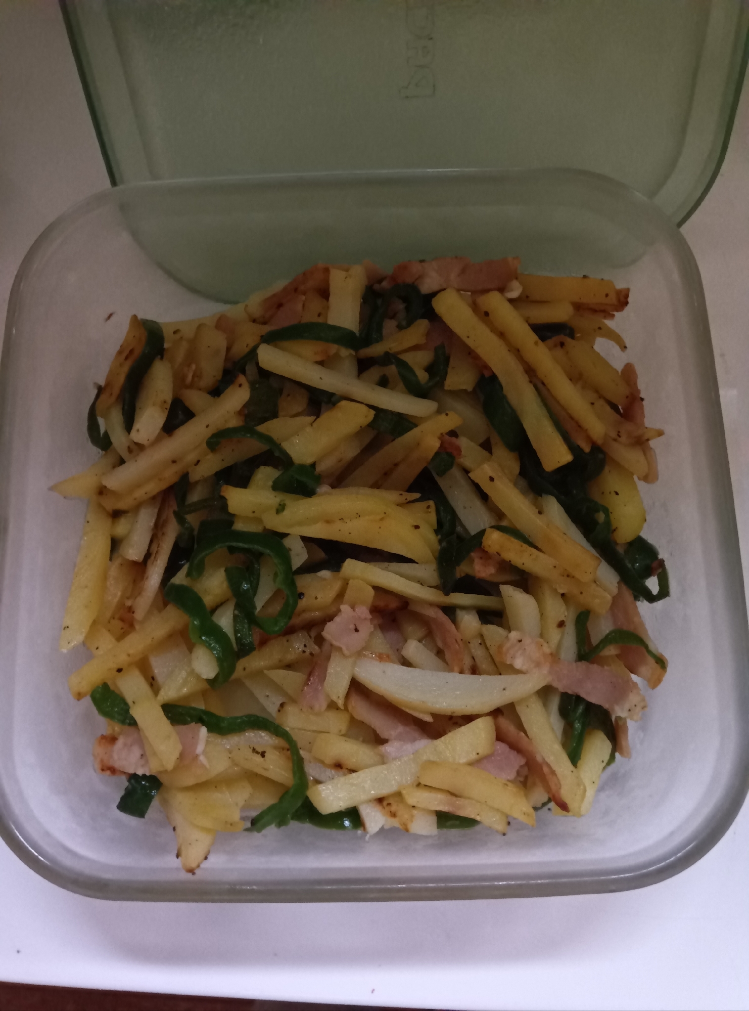 じゃがいも、ピーマン、ベーコンのごま油炒め