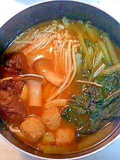 小松菜と鶏だんごのピリ辛きのこ鍋