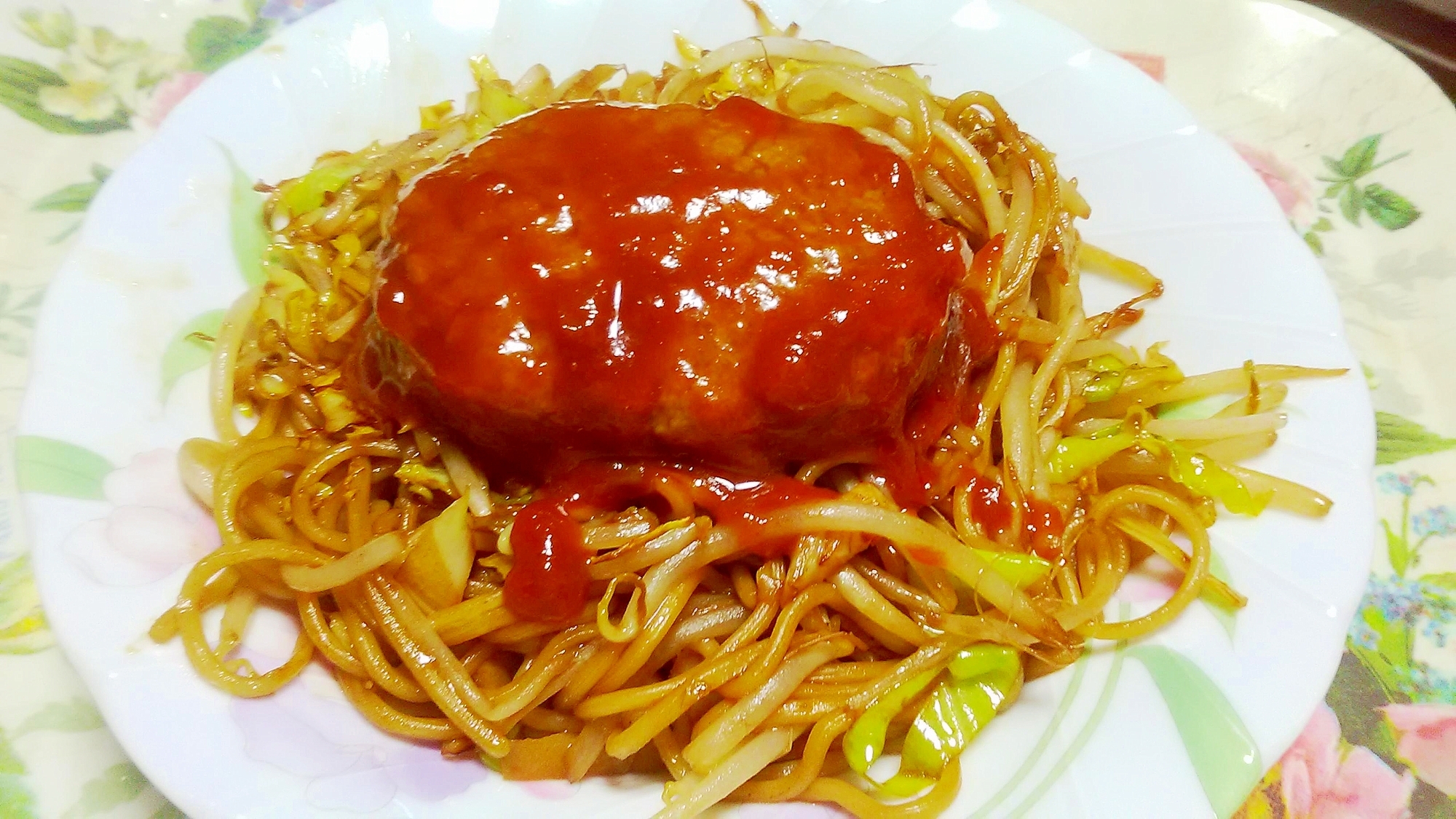 ハンバーグ乗せ焼きそば