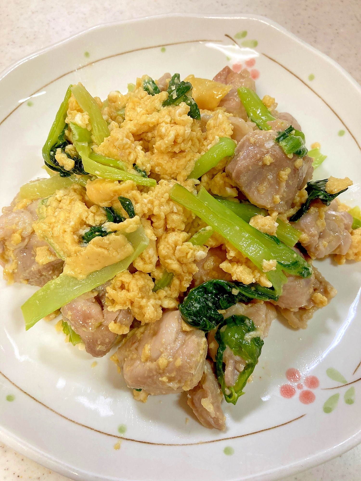 【簡単】小松菜と鶏もも肉のオイスター卵炒め