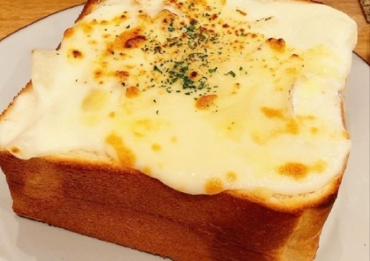国産チーズがトロリ☆オニオングラタントースト