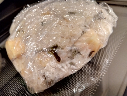 子供も食べやすい♬たけのこと梅昆布のおにぎり