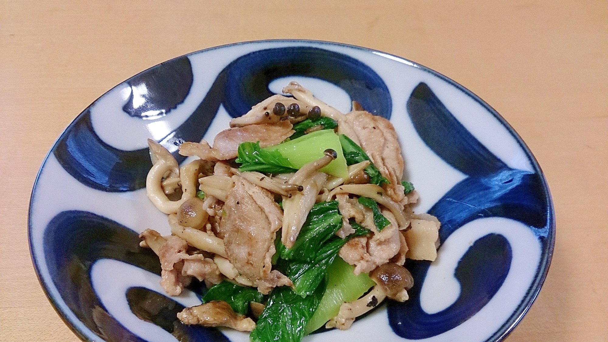 チンゲン菜と豚肉としめじの炒め物