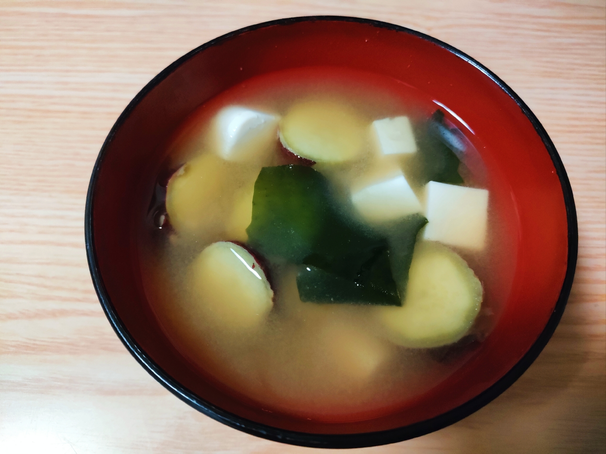 さつまいもと豆腐とわかめの味噌汁