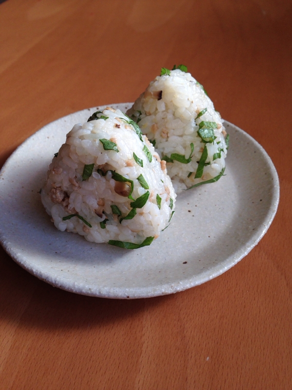 鶏そぼろと大葉の混ぜおにぎり♪