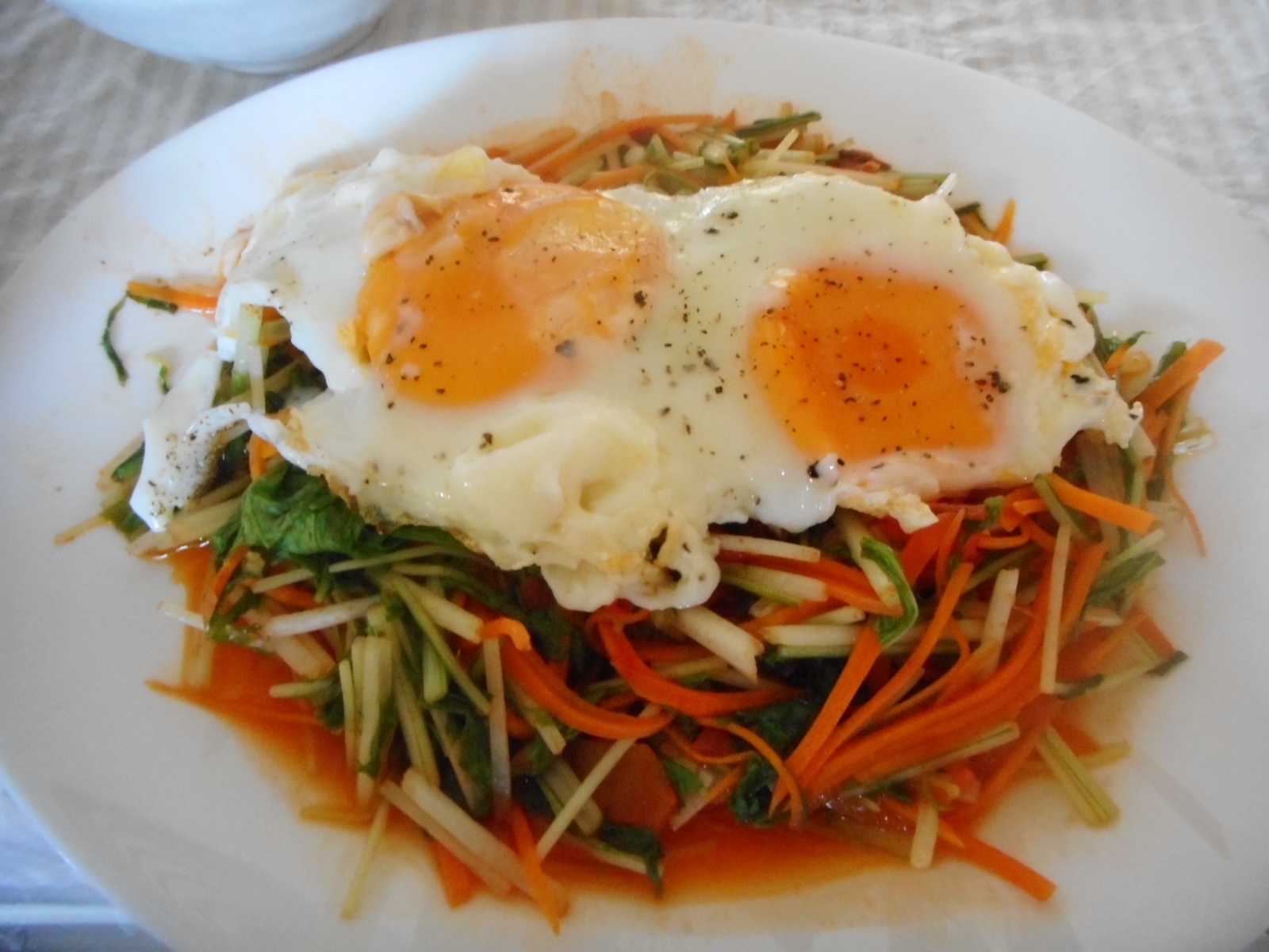 水菜とニンジンのピリ辛炒め　目玉焼きのっけ