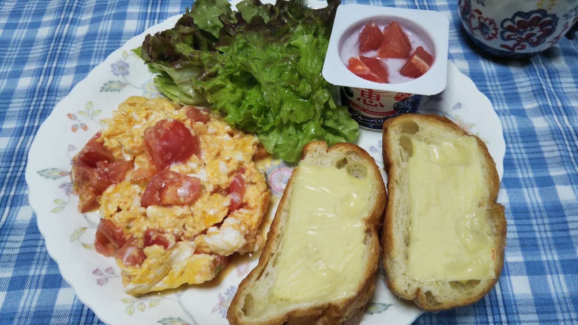 トマト卵炒めとチーズトーストとヨーグルトのランチ☆
