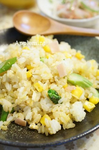 子どもが大好きな味♪アスパラとコーンの黄金炒飯