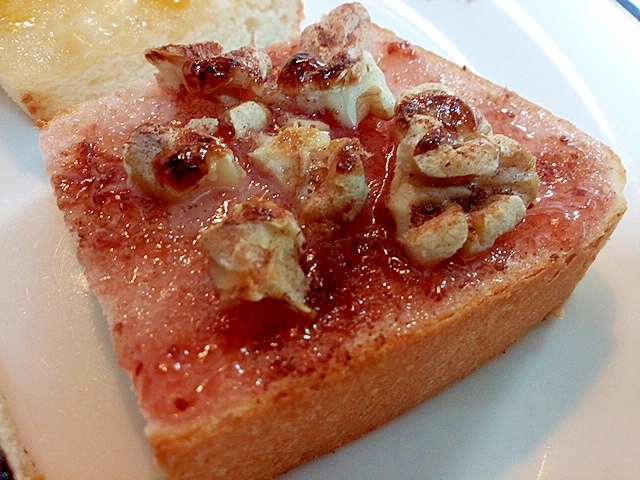苺ジャムと胡桃のトースト
