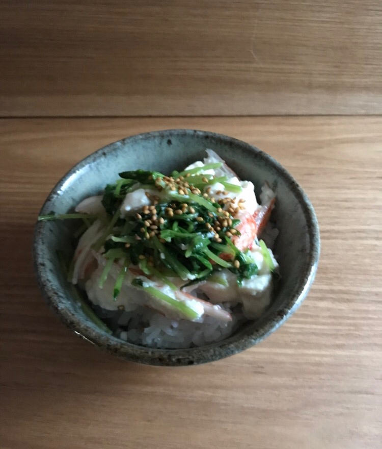 豆苗とカニカマの豆腐丼