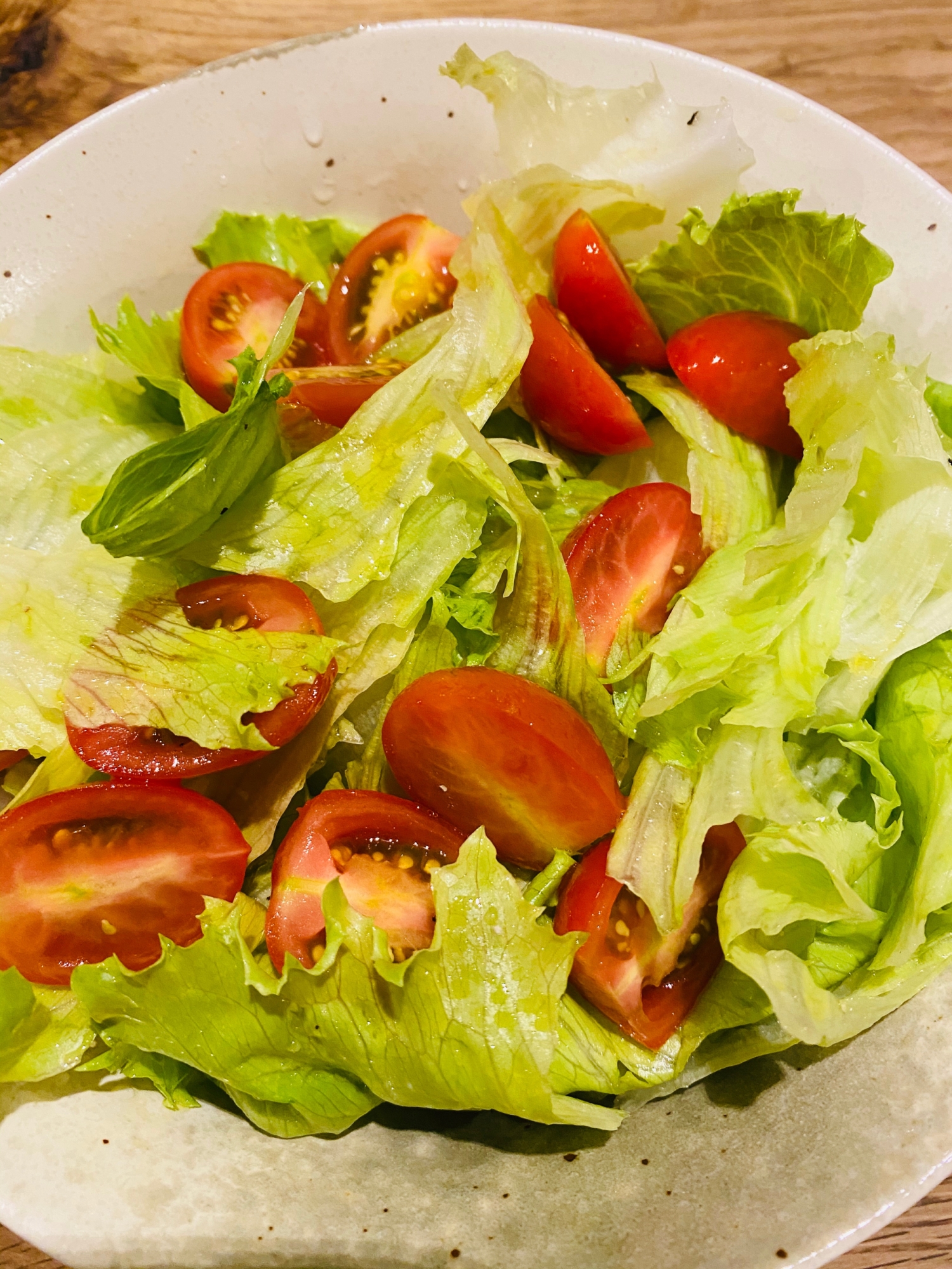 レタスとトマトのシンプルなサラダ