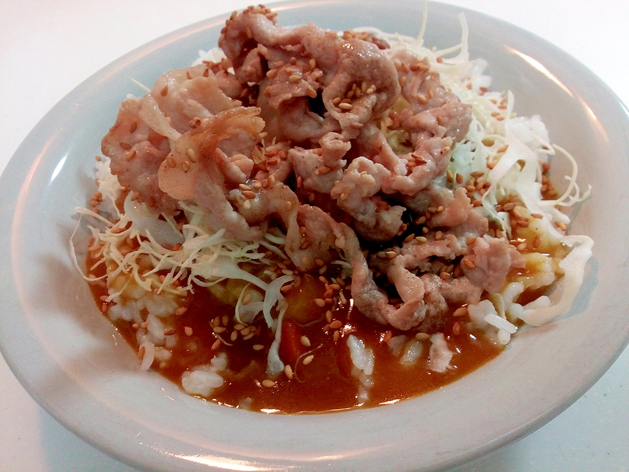 千切りキャベツと豚肉のスープカレー丼