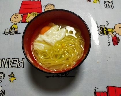 インスタントラーメンにポーチドエッグ