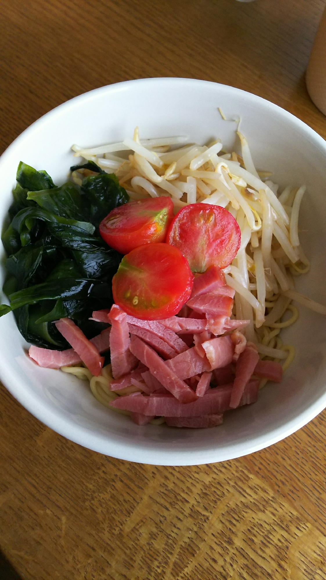 もやしとワカメとハムとトマトの冷麺