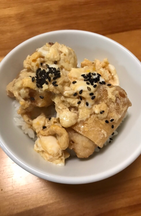 黒ごま山芋とろろの油揚げ巻き揚げ卵とじ丼