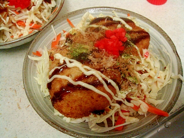 器に盛られたキャベツたっぷりのお好み焼き風コロッケ丼