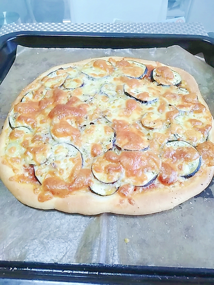茄子とアンチョビのピザ
