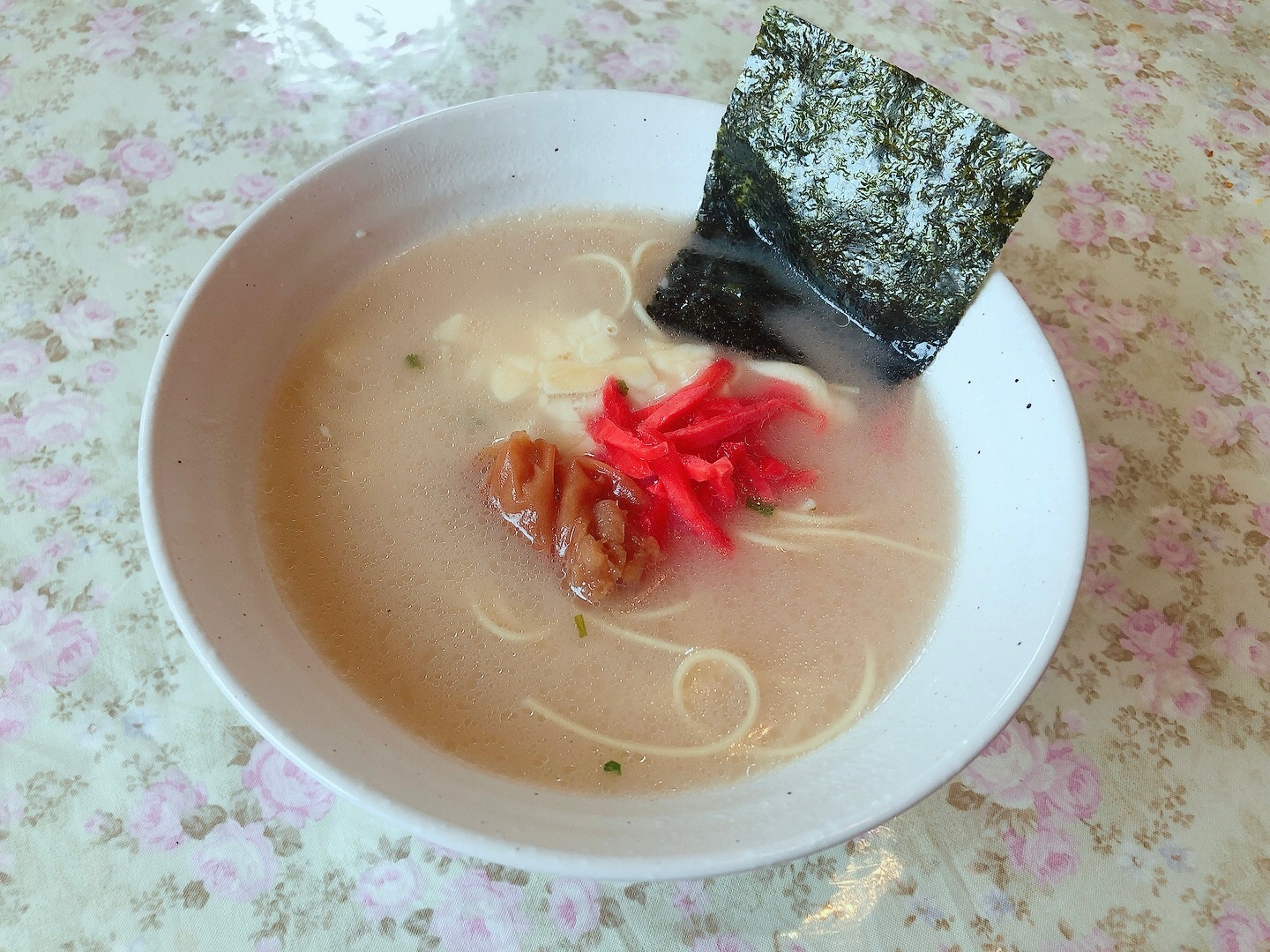 チーズと梅の豚骨ラーメン