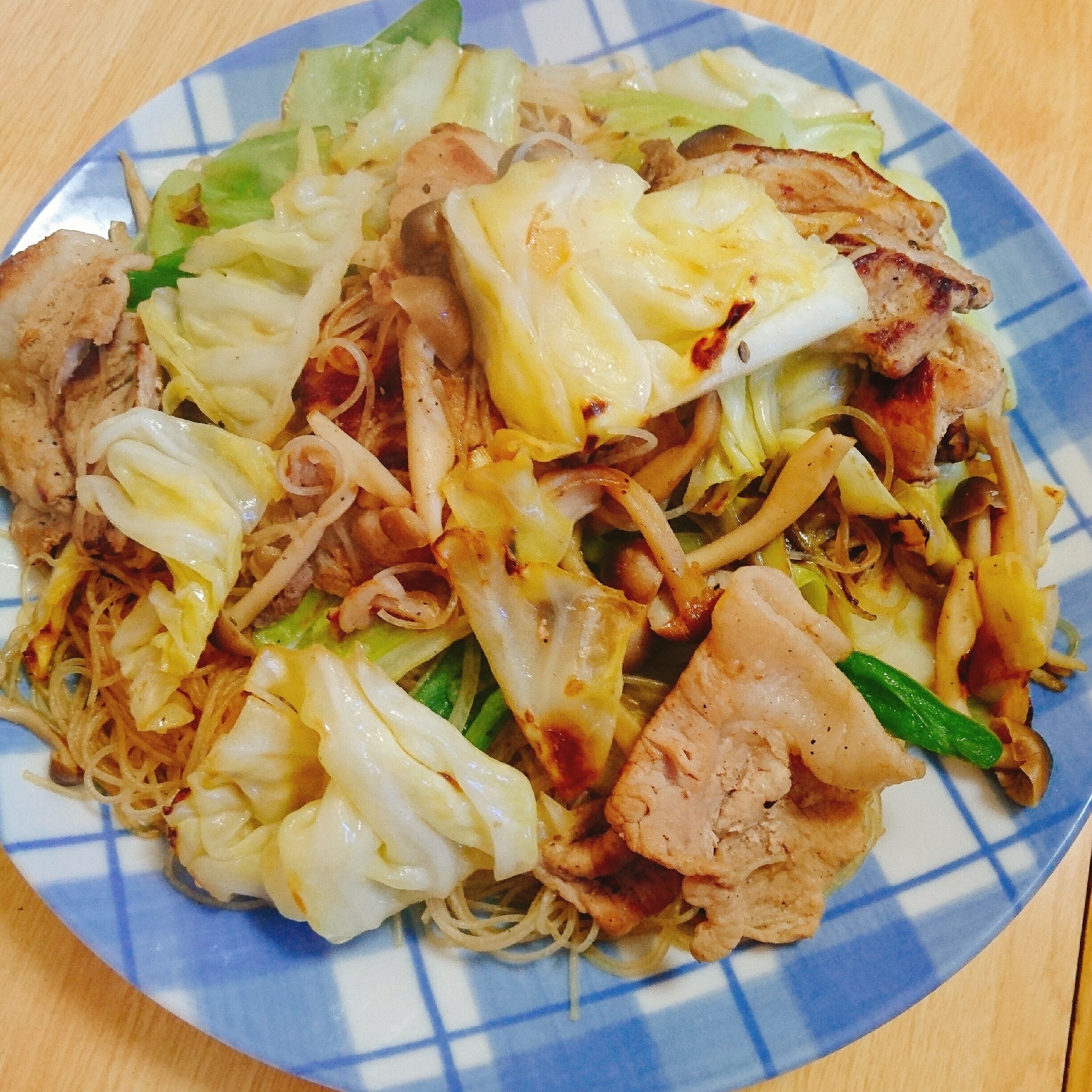 豚肉 キャベツ ピーマン しめじの焼きビーフン