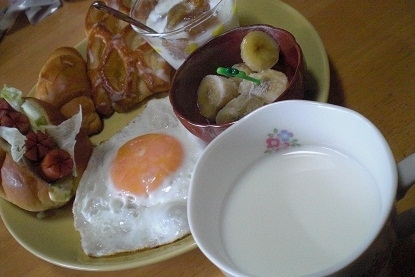 美味しかったので、今朝のマイ朝食と一緒に
頂きました。
ほっとする甘さですよね。
ごちそうさまでした。
(*^_^*)