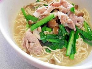 簡単♪豚肉×しめじのニラ入りラーメン♪