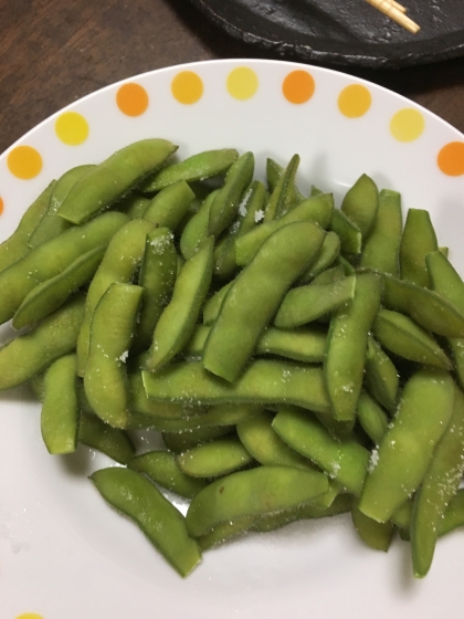 枝豆の美味しい季節になりました。1日おきには食べています。茹で上がったら冷ますようにしました。