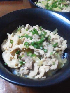 塩麹漬け豚肉でたまねぎ豚丼