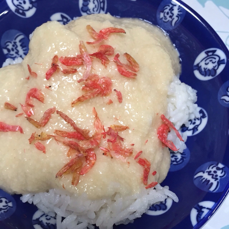 干しエビを散らして彩り☆とろろご飯(*^^*)