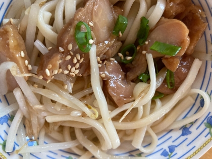 照り焼きチキンと蒸しインゲンのサラダうどん