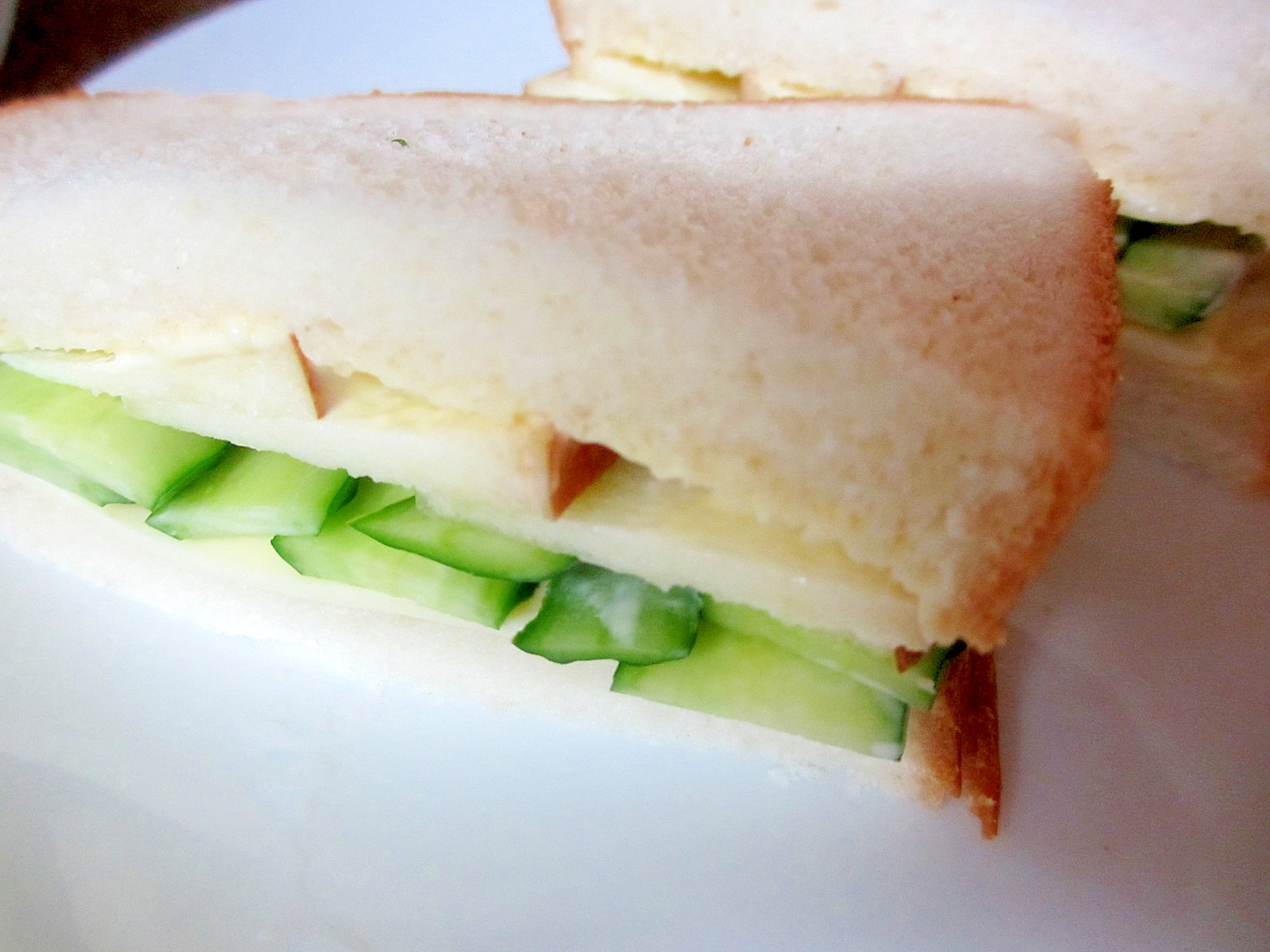 りんご、チーズ、きゅうりのサンドイッチ