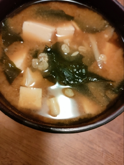 豆腐とわかめとごぼうの味噌汁